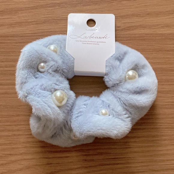 ❤️ La Beaute Soft Pearl Scrunchie Light Purple Blue NWT - Picture 1 of 7